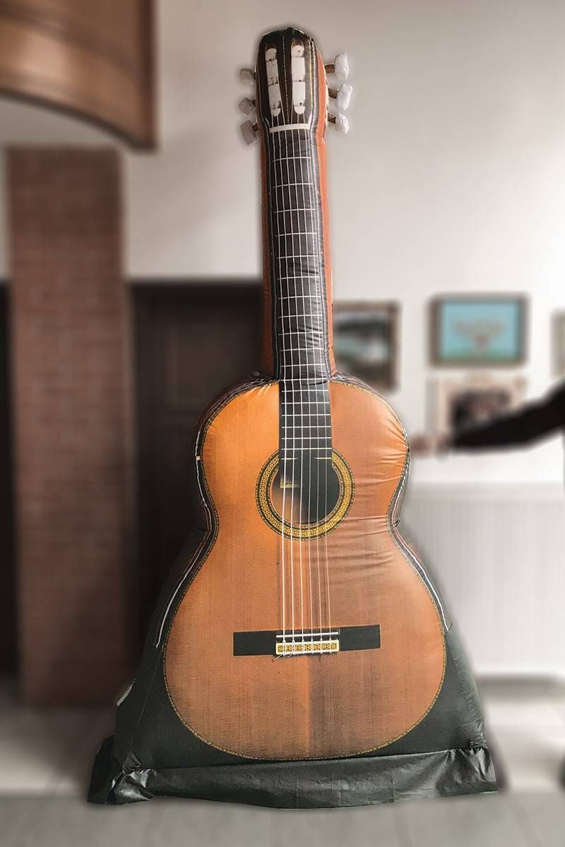 3m magas gitár, feszített huzattal