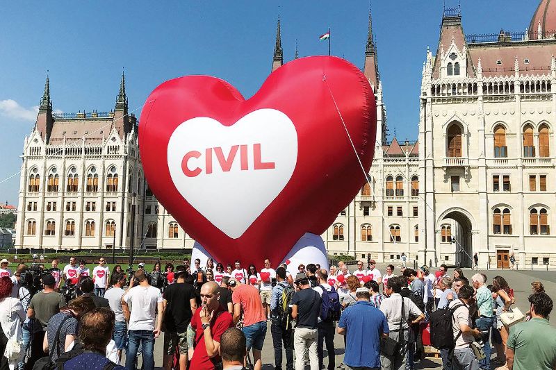 10m magas Szív - Amnesty International