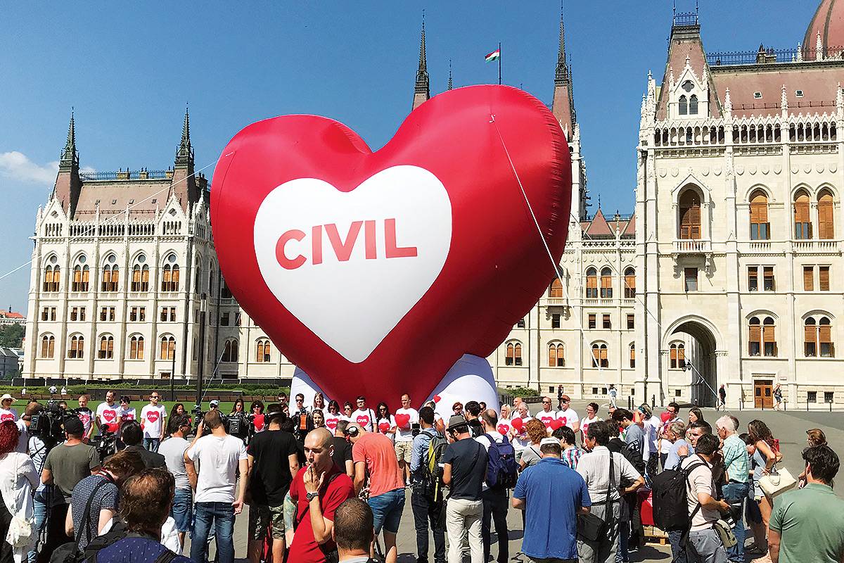 10m magas Szív - Amnesty International